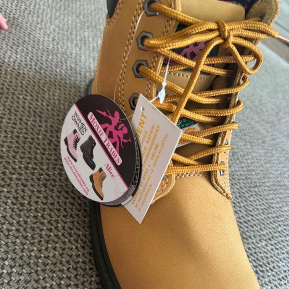 Slip resistant work boots - Picture 4 of 5